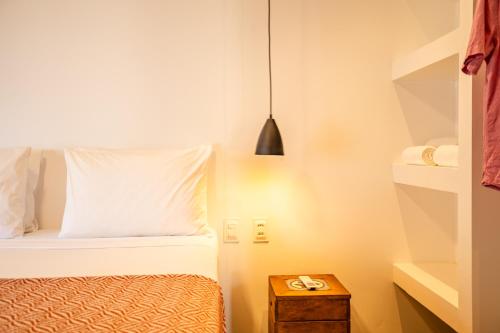 a small bedroom with a bed and a table at Nordisch- Chalés in Prea