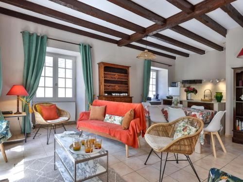 - un salon avec un canapé et des fauteuils rouges dans l'établissement Holiday Home La Colinoise by Interhome, à Coly