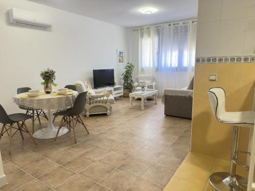 Μια τηλεόραση ή/και κέντρο ψυχαγωγίας στο Apartamentos Consuegra frente a los molinos
