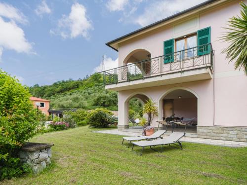 ein Haus mit einem Balkon und zwei Bänken im Hof in der Unterkunft Holiday Home Casa Melograno by Interhome in Sestri Levante