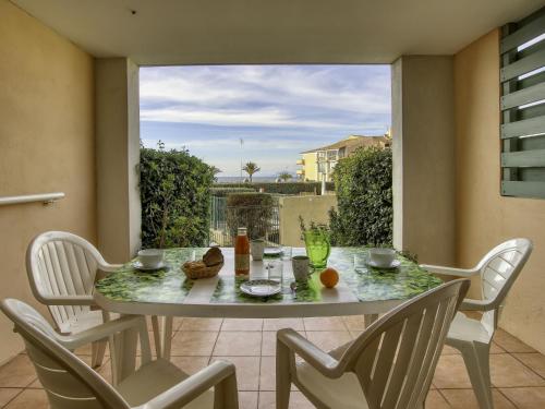 une table et des chaises sur une terrasse avec vue sur l'océan dans l'établissement Apartment Les Rivages de Coudoulière-8 by Interhome, à Six-Fours-les-Plages