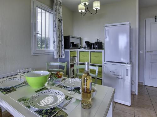 Il comprend une cuisine équipée d'une table avec des plaques de cuisson et d'un réfrigérateur. dans l'établissement Apartment Les Rivages de Coudoulière-8 by Interhome, à Six-Fours-les-Plages