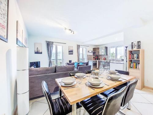 une cuisine et un salon avec une table et des chaises dans l'établissement Apartment Les gentianes by Interhome, à Saint-Gervais-les-Bains
