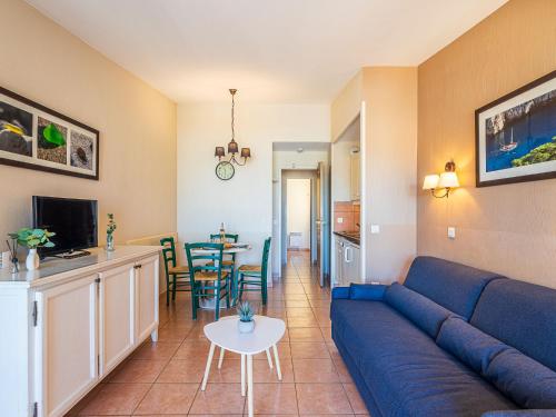 TV a/nebo společenská místnost v ubytování Apartment Les Rivages de Coudoulière-9 by Interhome