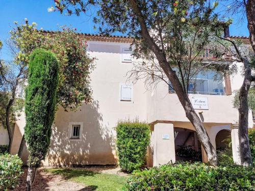 un bâtiment avec des arbres et des buissons devant lui dans l'établissement Apartment Les Rivages de Coudoulière-9 by Interhome, à Six-Fours-les-Plages
