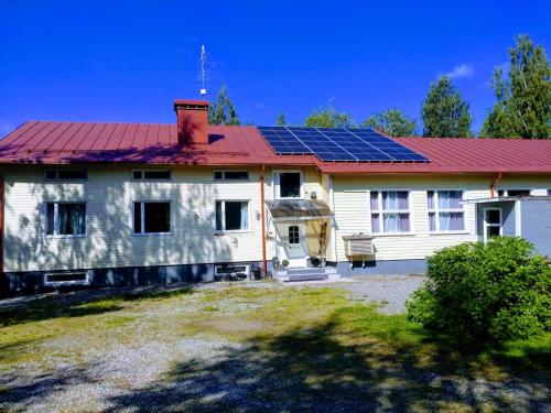 MuuruvesiにあるGreen Dreamの屋根に太陽光パネルを敷いた家