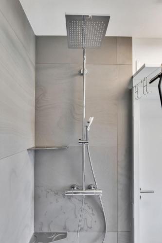 Bilik mandi di Holiday Home Ferienhaus Bude 92 by Interhome