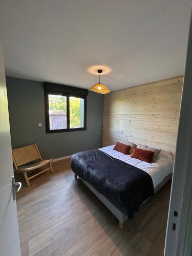 une chambre avec un grand lit et une fenêtre dans l'établissement Refuge nature de Aumontzey, à Granges-Aumontzey