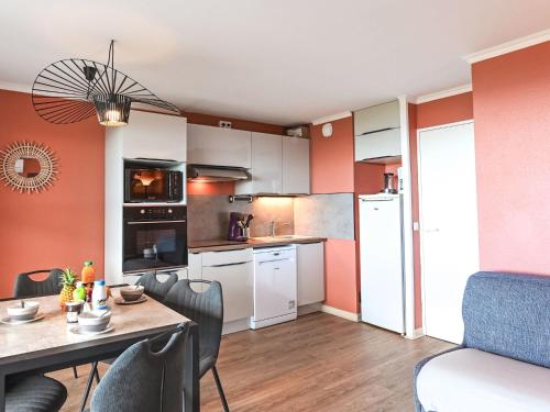 une cuisine et une salle à manger avec une table et des chaises dans l'établissement Apartment Le Hameau - M4 333 by Interhome, à Agay