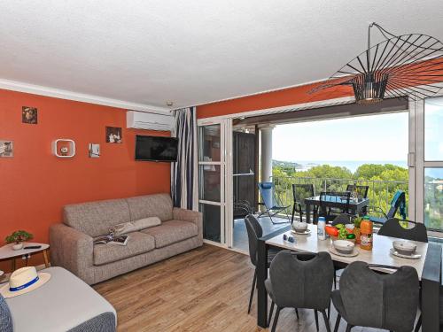 un salon avec un canapé et une table dans l'établissement Apartment Le Hameau - M4 333 by Interhome, à Agay