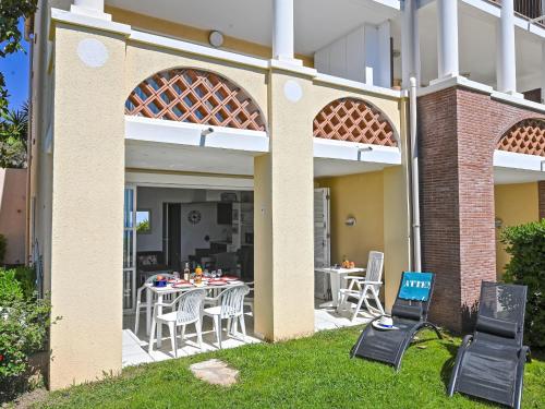 Patio alebo iná vonkajšia časť ubytovania Apartment Les Bastides - I3 049 by Interhome