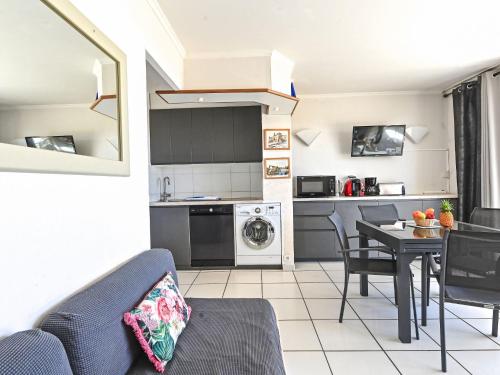 une cuisine et un salon avec une table et des chaises dans l'établissement Apartment Les Bastides - I3 049 by Interhome, à Agay