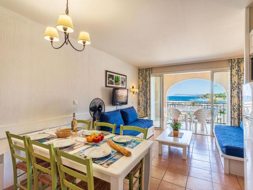 une salle à manger et un salon avec une table et des chaises dans l'établissement Apartment Les Rivages de Coudoulière-10 by Interhome, à Six-Fours-les-Plages