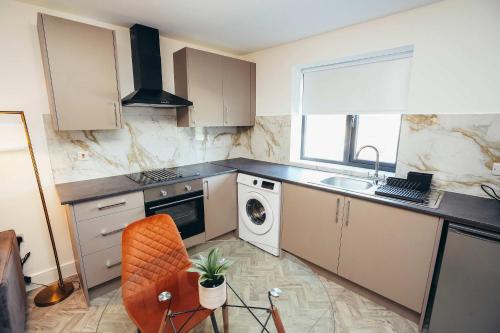 Kuchyň nebo kuchyňský kout v ubytování Hen & Chickens Luxury Apartments, Free Parking, By DerBnB