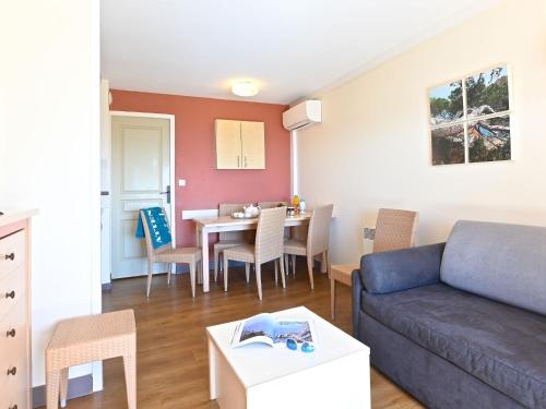un salon avec un canapé et une table dans l'établissement Apartment Le Village - E1 309 by Interhome, à Agay