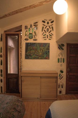 a bedroom with a wall with plates on the wall at Cabaña rustica en los Lleuques in Recinto