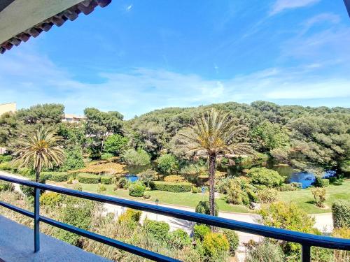 - un balcon donnant sur un parc planté de palmiers dans l'établissement Apartment Les Rivages de Coudoulière-16 by Interhome, à Six-Fours-les-Plages