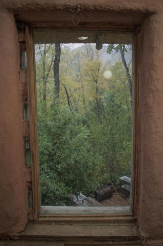 an open window with a view of a forest at Cabaña rustica en los Lleuques in Recinto