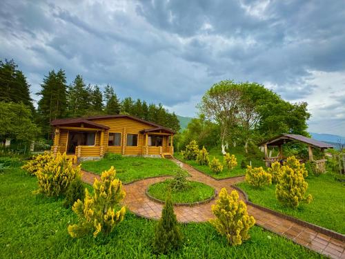 Zahrada ubytování Borjomi Kingswood Cabins