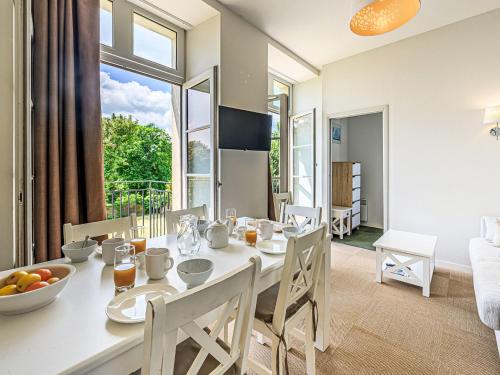 Μια τηλεόραση ή/και κέντρο ψυχαγωγίας στο Apartment Château De Kergonano-15 by Interhome