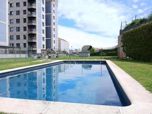 een zwembad voor een gebouw bij Atlantic flats Vigo free parking in Vigo