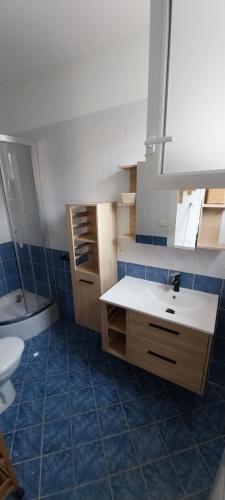 une salle de bain avec un lavabo et des toilettes dans l'établissement Charmant 2 pièces, à Nice