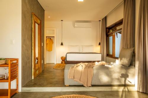 a bedroom with two beds and a window at Nordisch- Chalés in Prea