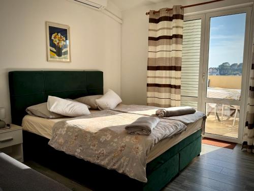 Postel nebo postele na pokoji v ubytování Apartments Maričić Banjol