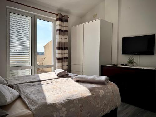 Postel nebo postele na pokoji v ubytování Apartments Maričić Banjol