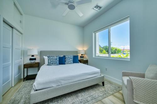 Ένα ή περισσότερα κρεβάτια σε δωμάτιο στο Sunset Point: Chic Meets Luxury