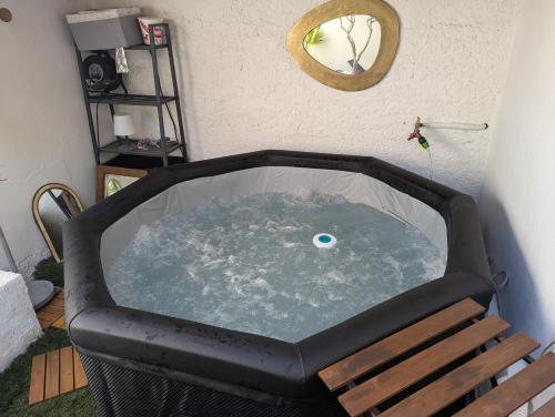 un grand bain à remous dans un coin d'une pièce dans l'établissement Maison provençale avec piscine privée et SPA, calme absolu près de Cassis et la Ciotat, à Roquefort-la-Bédoule