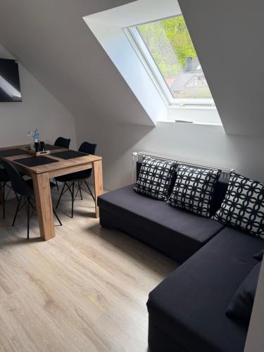 克拉尼斯卡戈拉Apartmaji Biseri的客厅里有一张沙发和一张桌子。