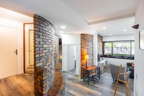 un mur de briques dans le salon d'une maison dans l'établissement Quai des Roches, à Metz