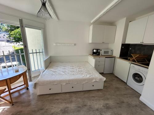 Cette chambre comprend un lit, une table et une cuisine. dans l'établissement Alkaja Barèges, à Barèges