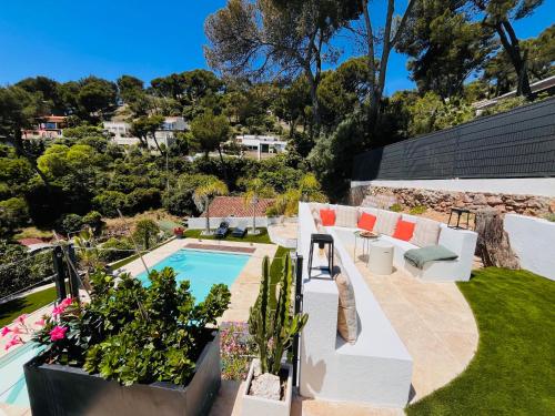 une image d'une arrière-cour avec une piscine dans l'établissement Villa Kalliopé - Vue mer, à Hyères
