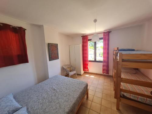 Un pat sau paturi într-o cameră la Laragne villa vacances famille