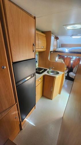 Η κουζίνα ή μικρή κουζίνα στο 06 Évasion cosy 1866 en camping-car 1521