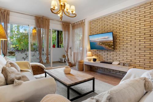 Beautiful Apartment with pool & parking