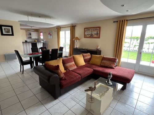 un salon avec un canapé et une table dans l'établissement Maison Noirmoutier près du bois de la Chaise, à Noirmoutier-en-l'lle