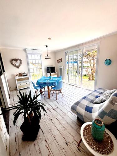 un salon avec un canapé et une table dans l'établissement Maison, vue mer 50m plage, à Port-Bail-sur-Mer