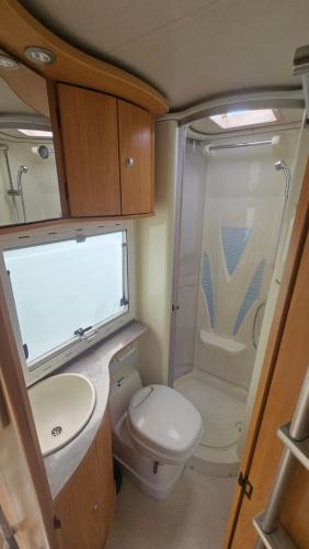 Ένα μπάνιο στο 06 Évasion cosy 1866 en camping-car 1521