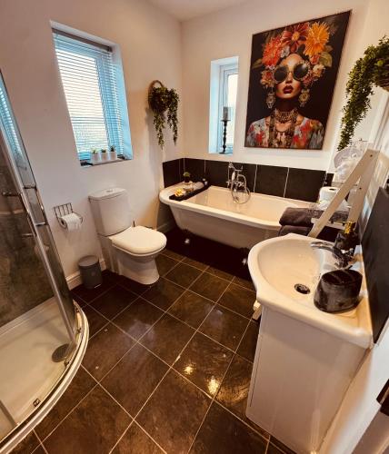 Ένα μπάνιο στο Luxury 3-Bed w- garden & game Room 5 mins from Chester