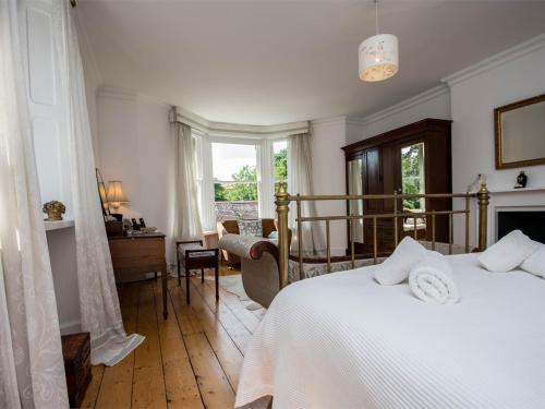 Ένα ή περισσότερα κρεβάτια σε δωμάτιο στο 4 Bed in Lulworth Cove DC182