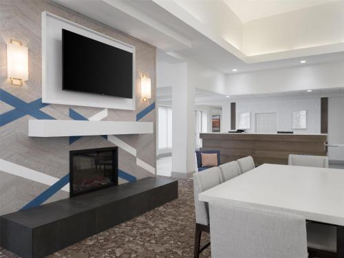 Телевизор и/или развлекательный центр в Hilton Garden Inn Indianapolis Northeast/Fishers