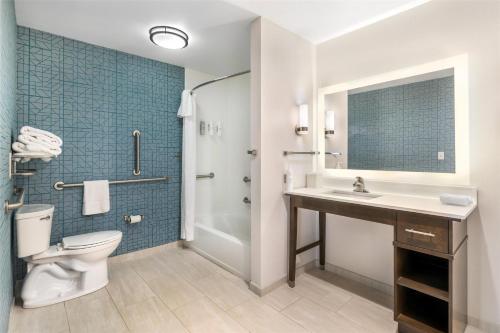 Koupelna v ubytování Homewood Suites By Hilton Schenectady