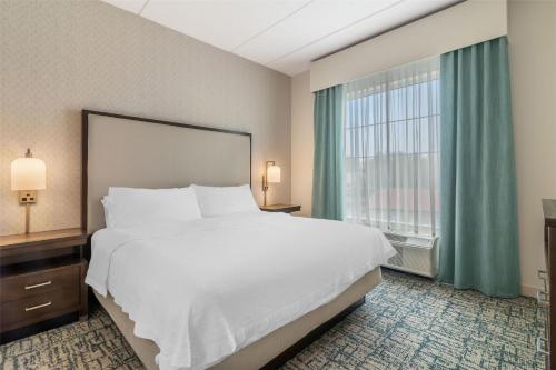 Ένα ή περισσότερα κρεβάτια σε δωμάτιο στο Homewood Suites By Hilton Schenectady