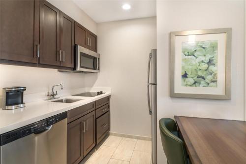 Η κουζίνα ή μικρή κουζίνα στο Homewood Suites By Hilton Schenectady