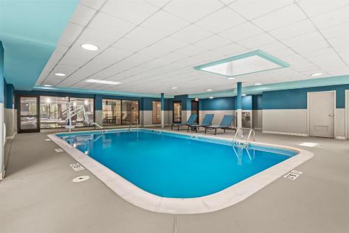 a swimming pool in a hospital room with a blue pool at Hampton Inn Elkton in Elkton