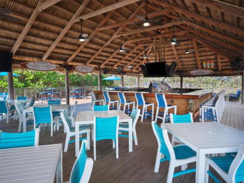 Restaurant ou autre lieu de restauration dans l'établissement Hilton Cocoa Beach Oceanfront
