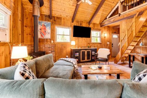 Zona de estar de 2 Mi to Conway Cozy Cabin with Grill and Yard!